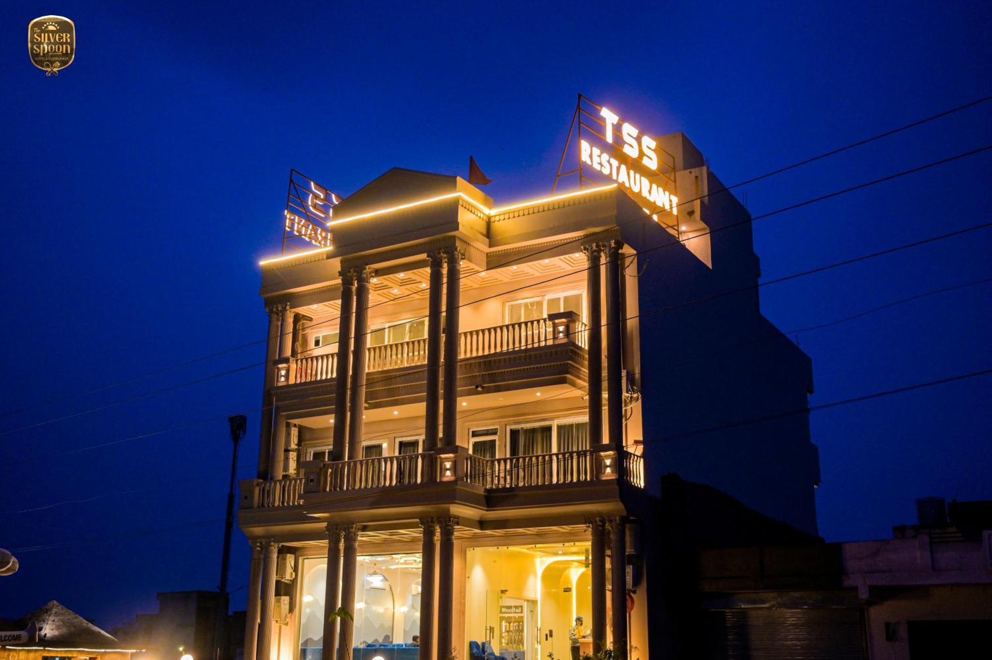 The Silver Spoon Hotel & Restaurant Būndi Екстериор снимка