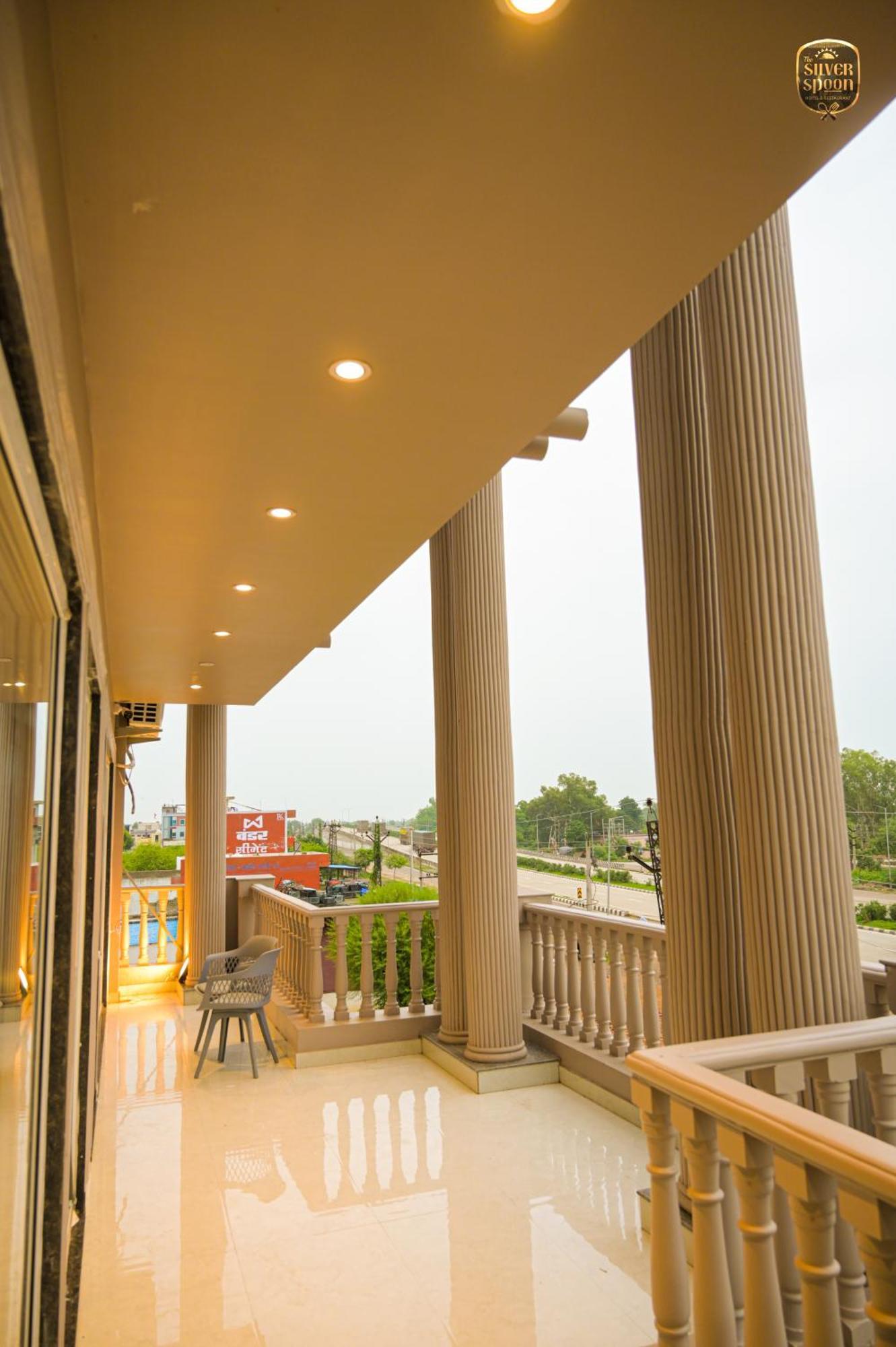 The Silver Spoon Hotel & Restaurant Būndi Екстериор снимка