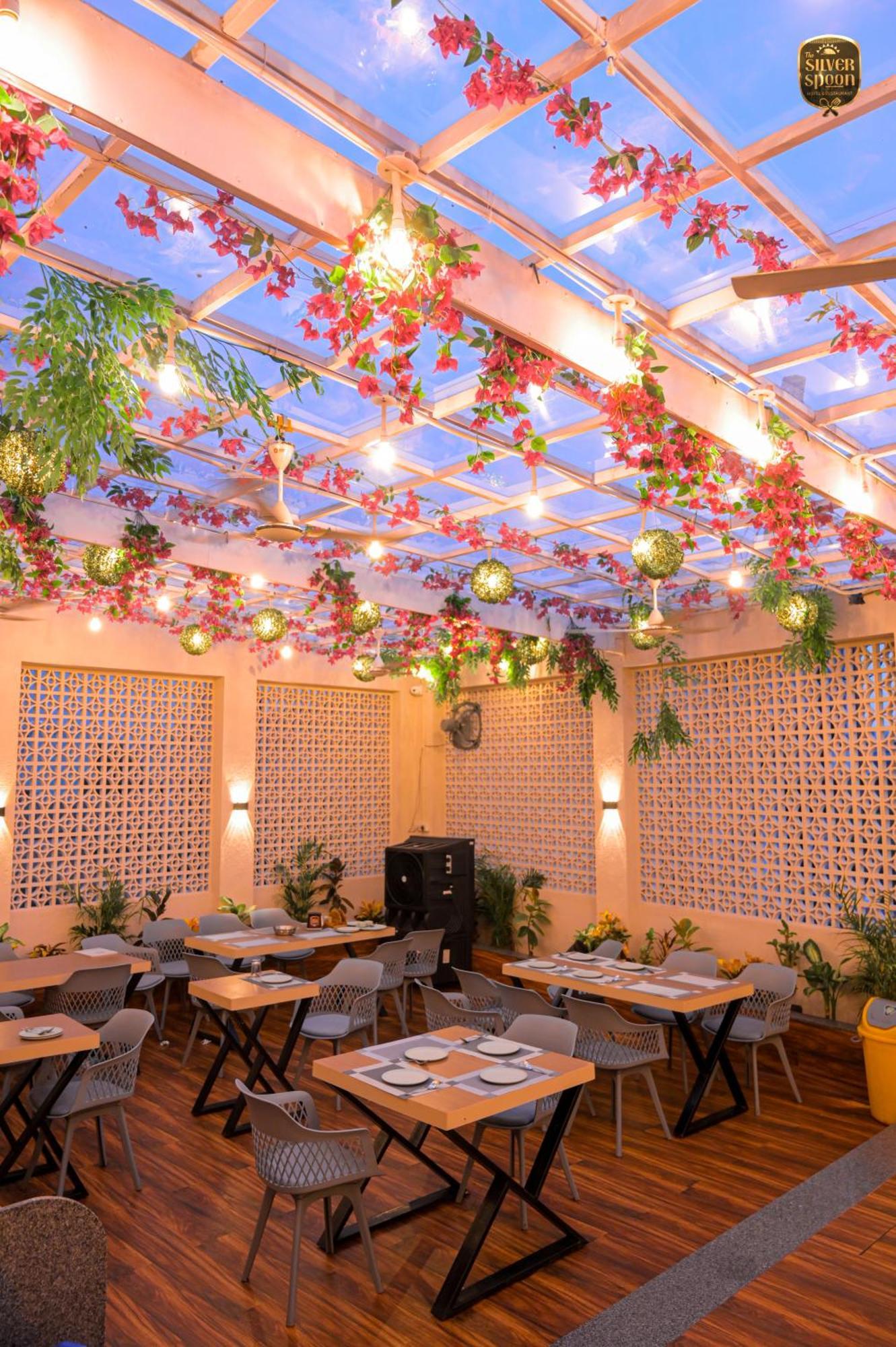 The Silver Spoon Hotel & Restaurant Būndi Екстериор снимка