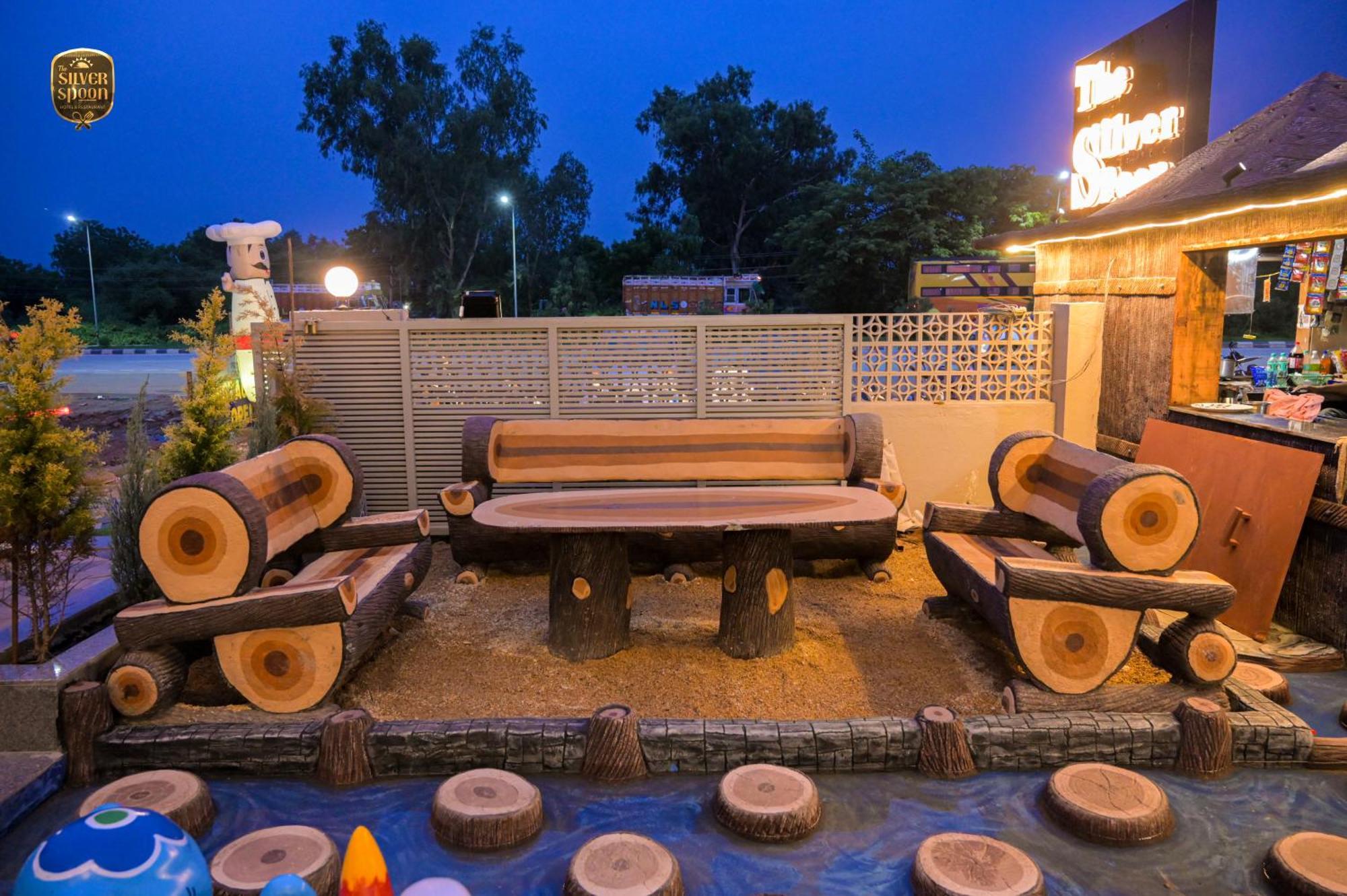 The Silver Spoon Hotel & Restaurant Būndi Екстериор снимка