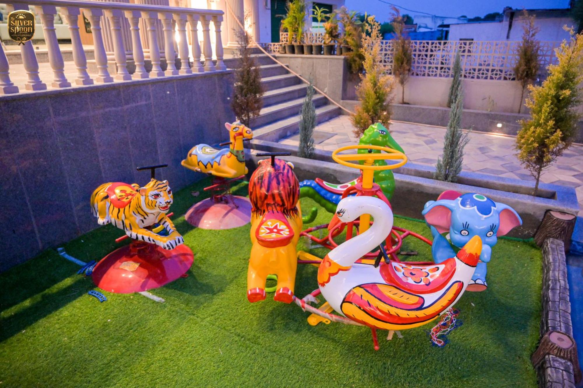 The Silver Spoon Hotel & Restaurant Būndi Екстериор снимка